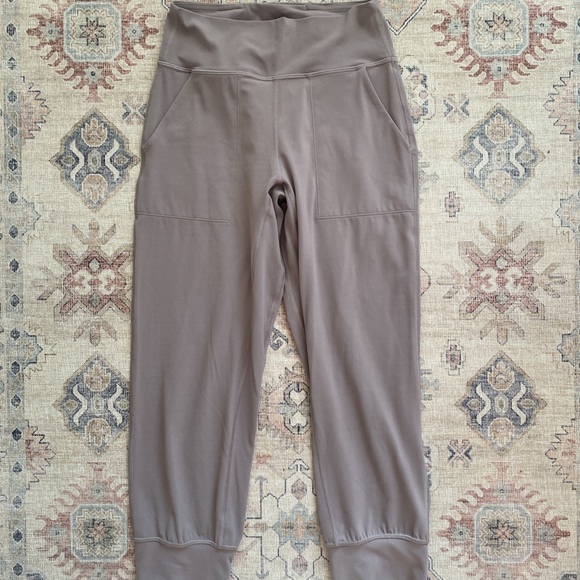 *SOLD* Lululemon align jogger crop - size 4 - Picture 4 of 5